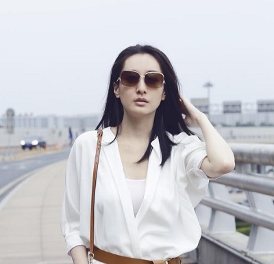 董維嘉帥氣褲裝現(xiàn)身機(jī)場(chǎng) 啟程戛納電影節(jié)